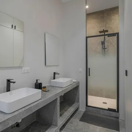Luxe A La Francaise - 8 Personnes *